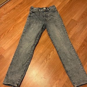 H&M Ultra High Waist Mom Jean Size 6 (28Wx26l)